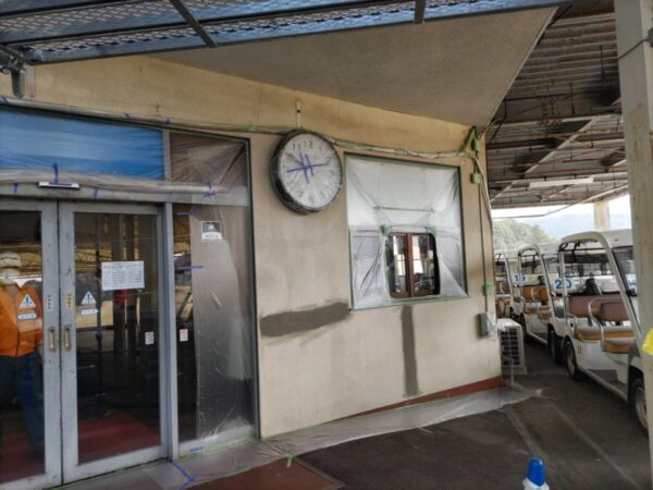 福岡県大牟田市　ゴルフ場クラブハウス　外壁塗装　足場・下地補修・養生