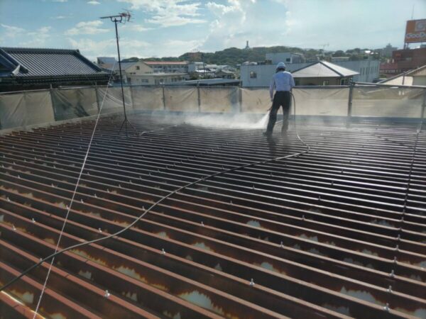 福岡県大牟田市　営業所　屋根塗装工事　トタン屋根の高圧洗浄