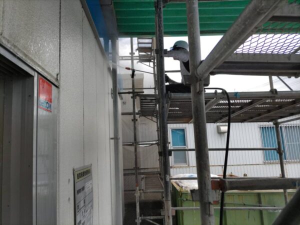 福岡県大牟田市　営業所　外壁塗装工事　下地処理　高圧洗浄