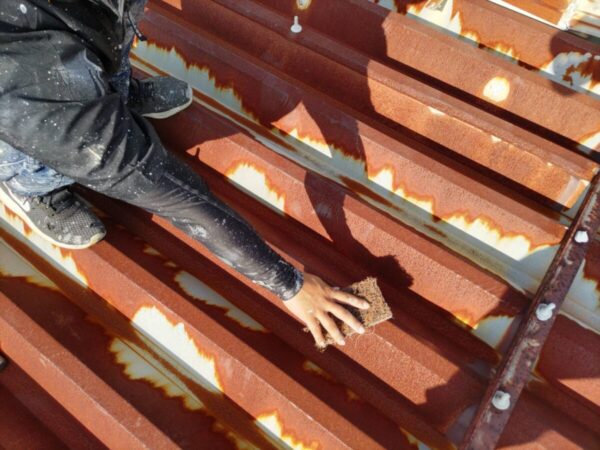 福岡県大牟田市　営業所　屋根塗装工事　トタン屋根のケレン