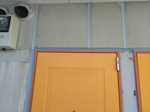 福岡県大牟田市　マンション　外壁塗装工事　下地処理　コーキングの打ち替え