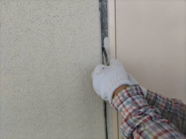 福岡県大牟田市　マンション　外壁塗装工事　下地処理　コーキングの打ち替え