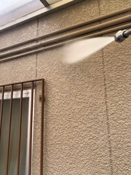 福岡県大牟田市　マンション　外壁塗装工事　高圧洗浄～コーキング補修～下塗り