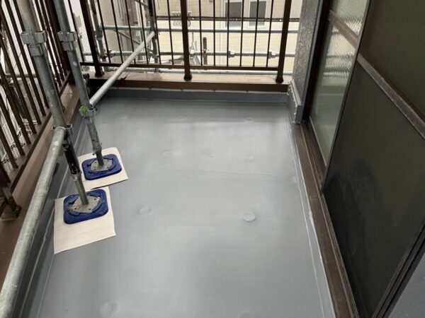 福岡県柳川市　ビル　ベランダ防水工事　プライマー～ウレタン防水材～トップコート塗布
