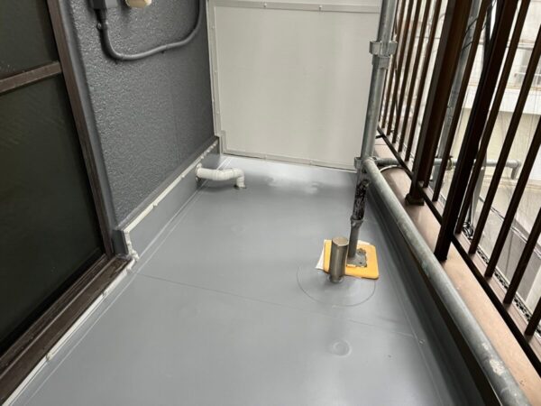 福岡県柳川市　ビル　ベランダ防水工事　プライマー～ウレタン防水材～トップコート塗布