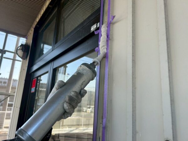 福岡県柳川市 工場 外壁塗装工事 コーキング補修 コーキング材の充填が完了しました