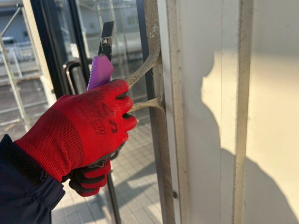 福岡県柳川市　工場　外壁塗装工事　コーキング補修　既存コーキング撤去からマスキング養生までの様子