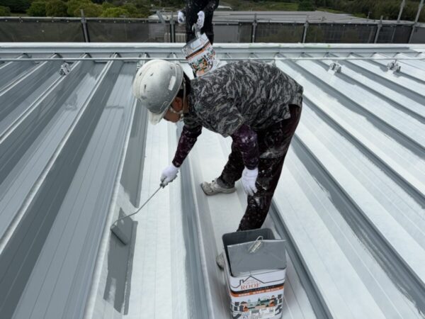 福岡県柳川市 工場 屋根塗装工事 中塗り~上塗りが終わり施工完了