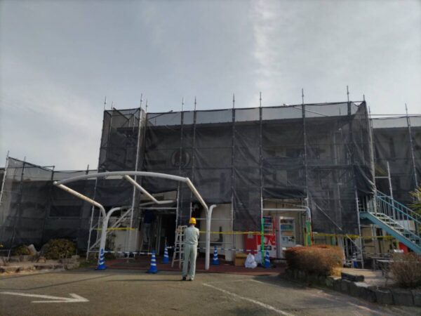 福岡県大牟田市　ゴルフ場クラブハウス　外壁塗装　足場・下地補修・養生