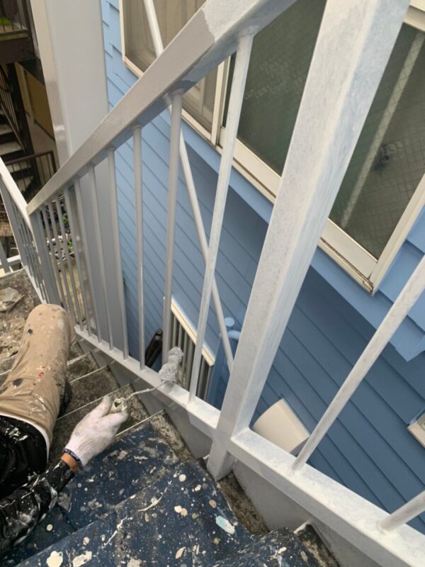 福岡県みやま市　アパート　鉄骨階段塗装　下塗り　サビ止め塗料