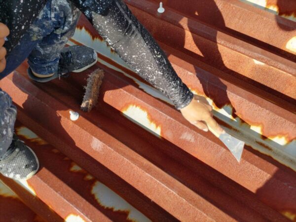 福岡県大牟田市　営業所　屋根塗装工事　トタン屋根のケレン