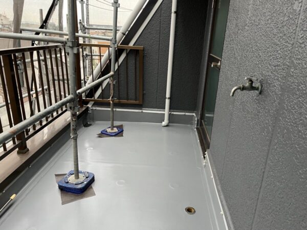 福岡県柳川市 ビル ベランダ防水工事 プライマー~ウレタン防水材~トップコート塗布