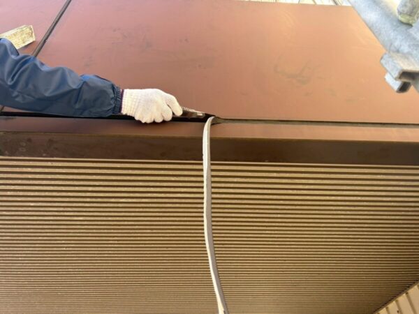 福岡県柳川市　工場　外壁塗装工事　コーキング補修　既存コーキング撤去からマスキング養生までの様子